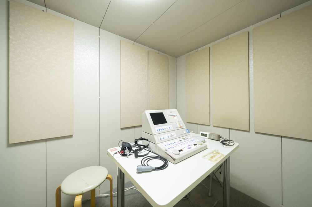 友藤耳鼻咽喉科の特徴-広く快適な聴覚検査室
