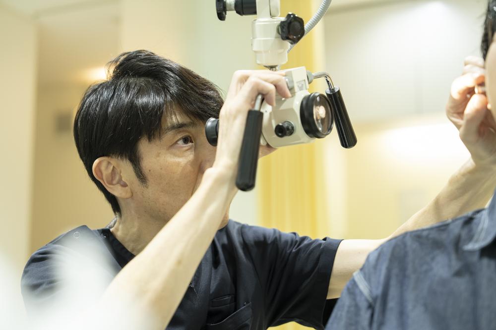 外耳炎の治療イメージ｜耳鼻科での外耳道清掃の様子