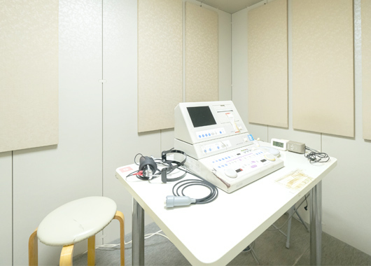 広く快適な聴覚検査室で、正確な結果を。
