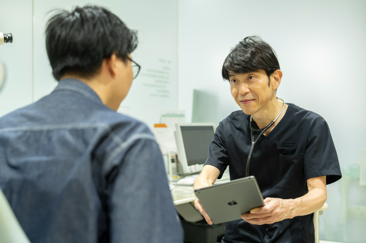 耳から出血したときの対処法を説明する医師のイメージ写真