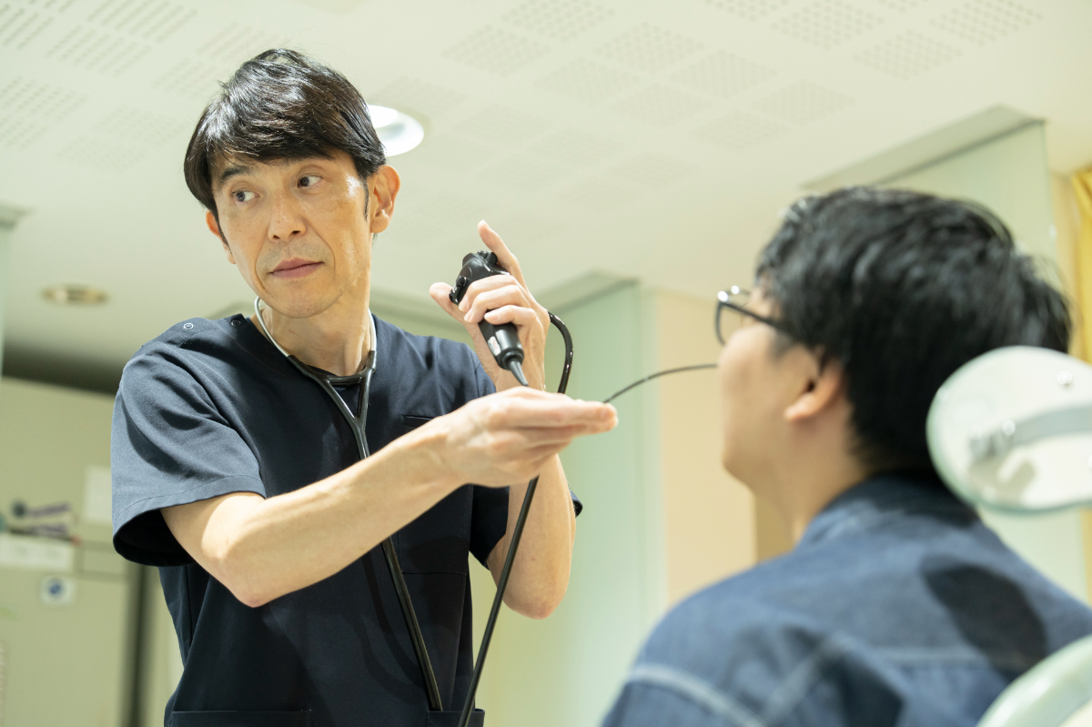 内視鏡で喉の痛みの検査しているイメージ││喉が痛い・唾液を飲み込むと痛いのはなぜ？