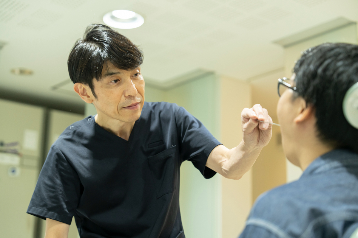 扁桃肥大・アデノイド肥大の状態を確認する医師のイメージ│扁桃肥大・アデノイド肥大の治療・手術