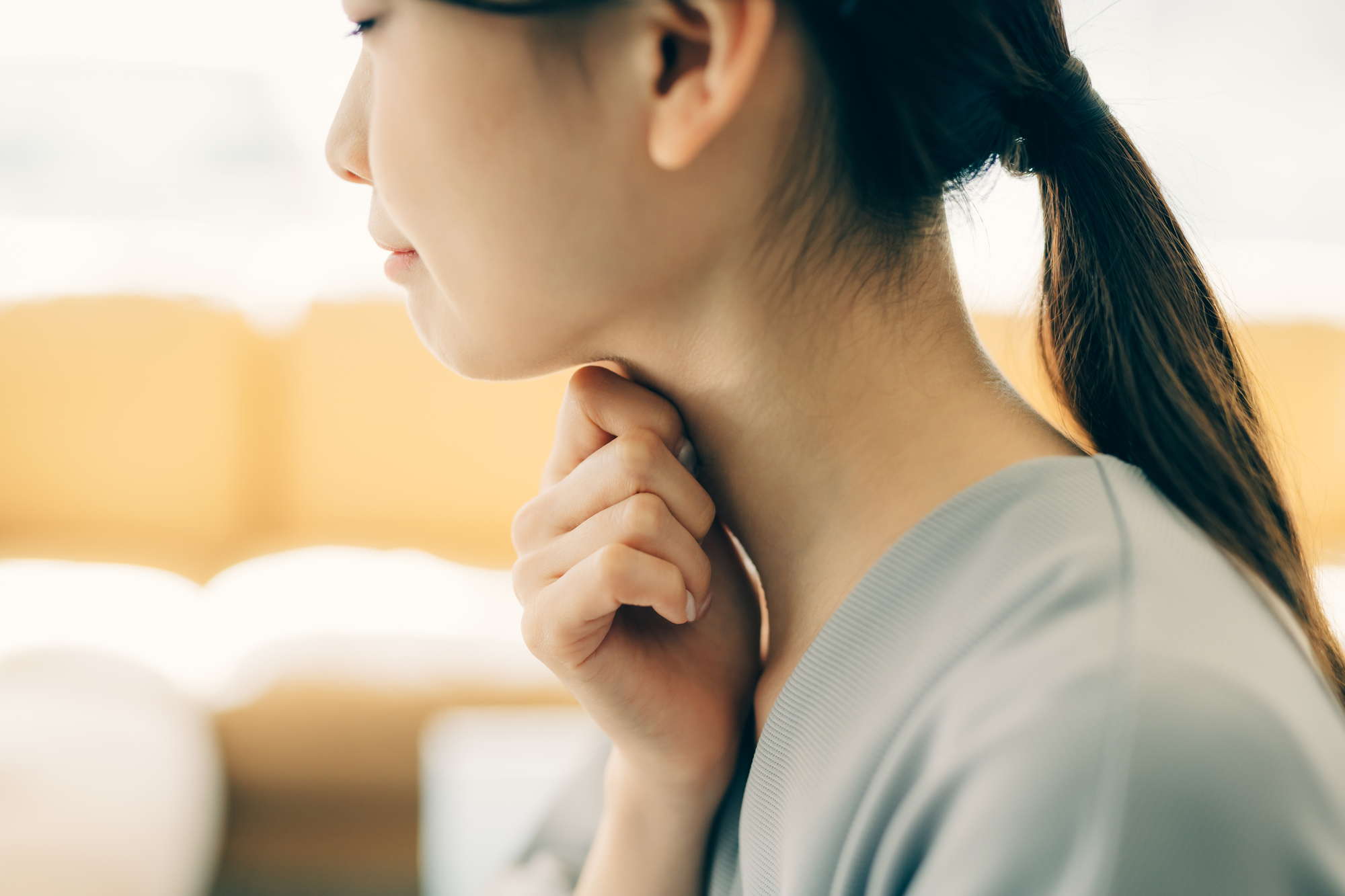 喉に違和感を感じる女性のイメージ│声がかすれる・出にくいのはなぜ？