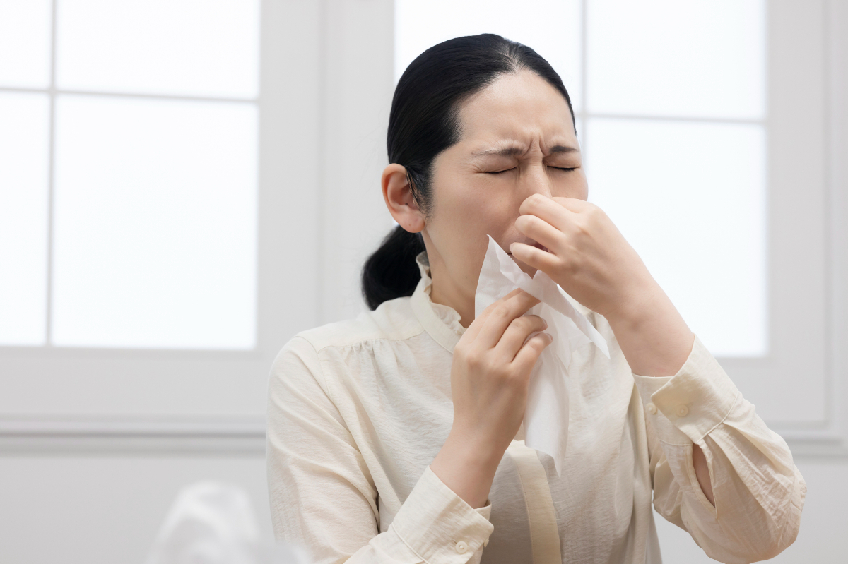 鼻水をかむ女性のイメージ│鼻茸ができる原因・できやすい人
