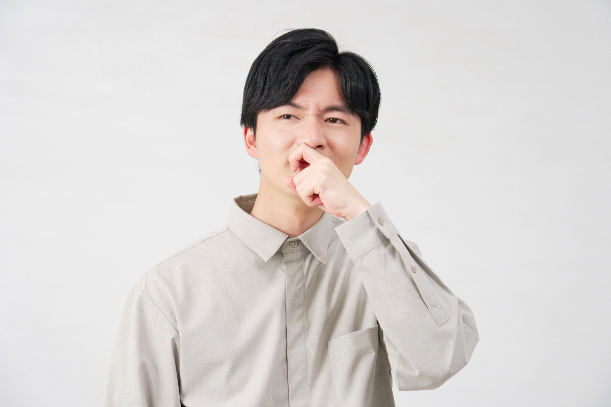 鼻づまりが続く・片側だけ詰まる男性のイメージ│鼻づまりとは？