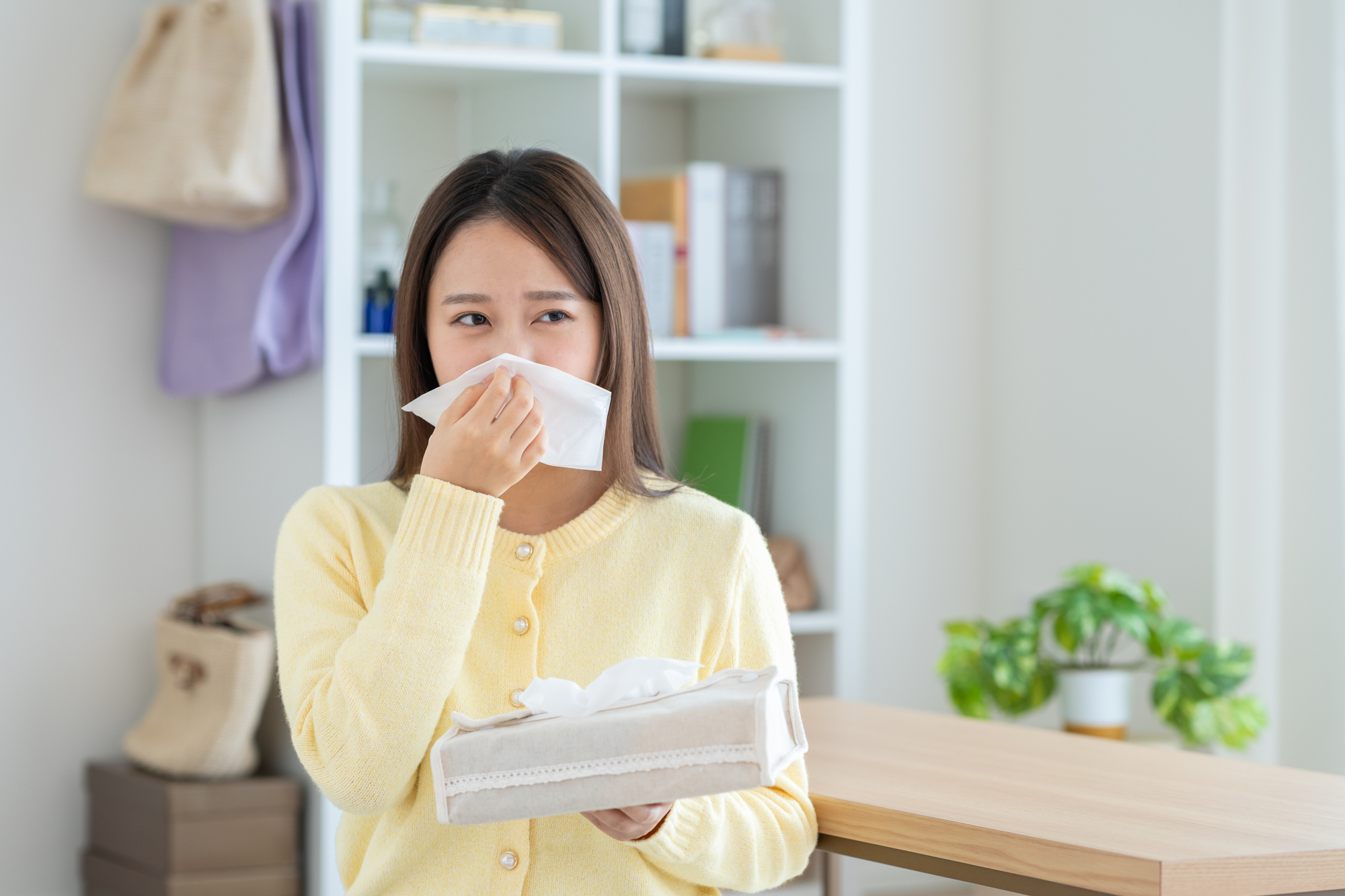 辛そうに鼻水を抑える女性のイメージ│黄色い鼻水の治し方
