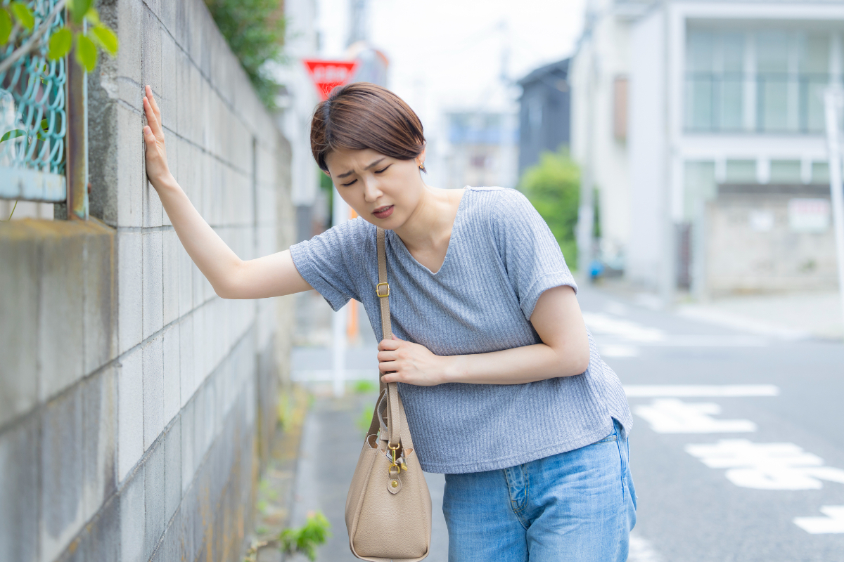立ちくらむ女性のイメージ│メニエール病とは？（めまい・耳鳴り・難聴をくり返す）