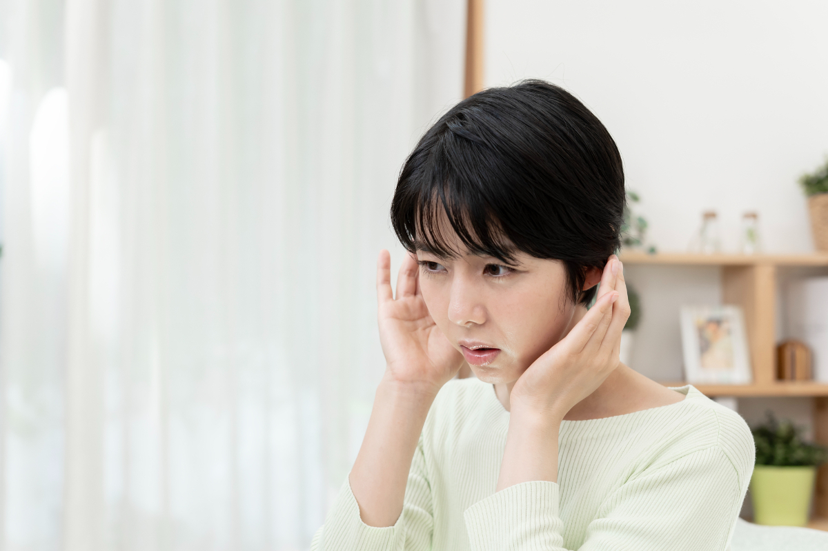 耳鳴りに悩む人のイメージ（キーン・ジー・ゴーなどの音）