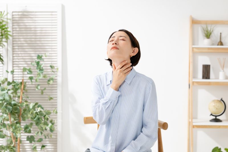 喉の痛みにうんざりするイメージ│唾を飲み込むと喉が痛い..そんな時の対処法