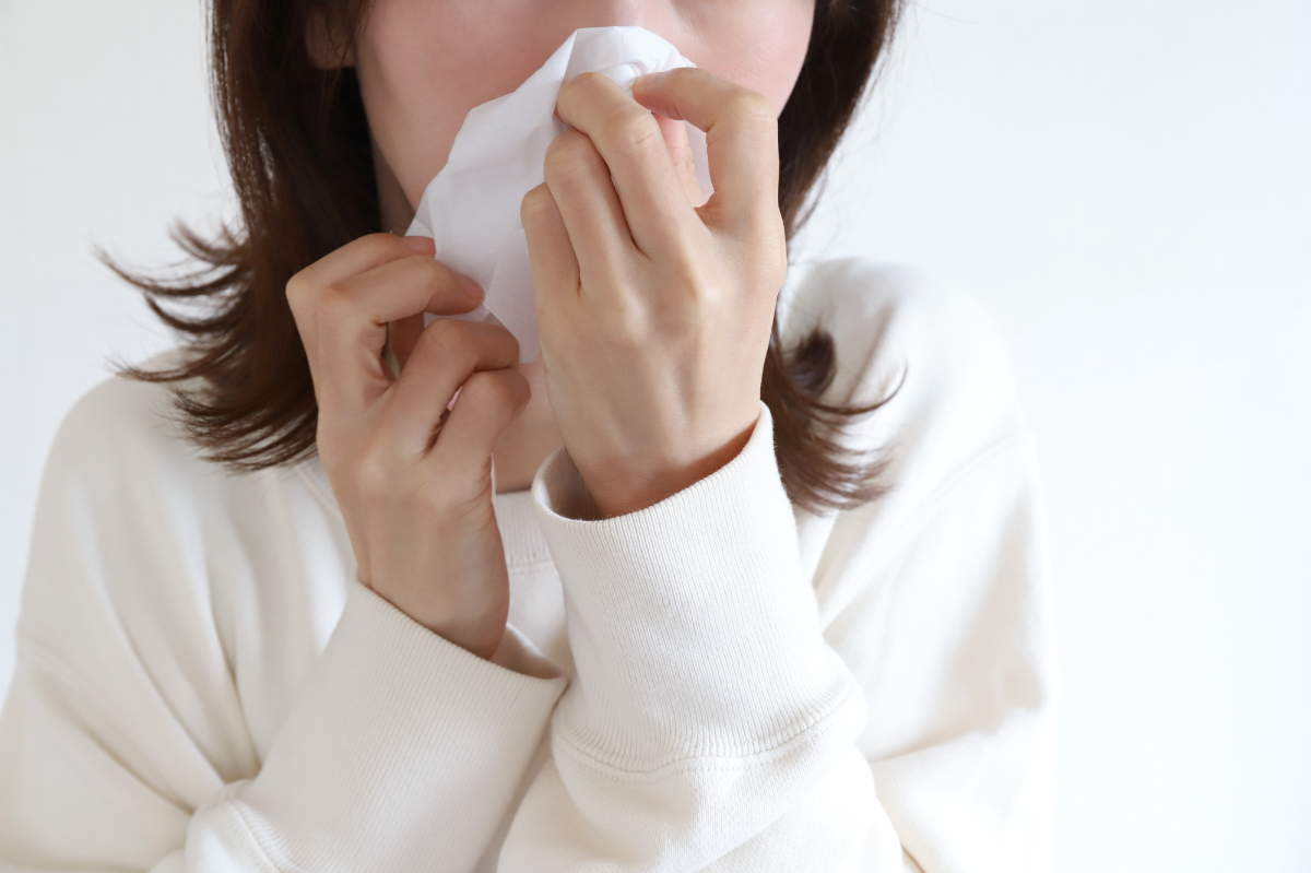 鼻をおさえる女性のイメージ│鼻血が止まらないときの正しい止め方