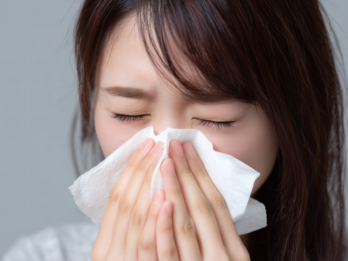 鼻づまりが続く女性のイメージ│鼻づまりの原因