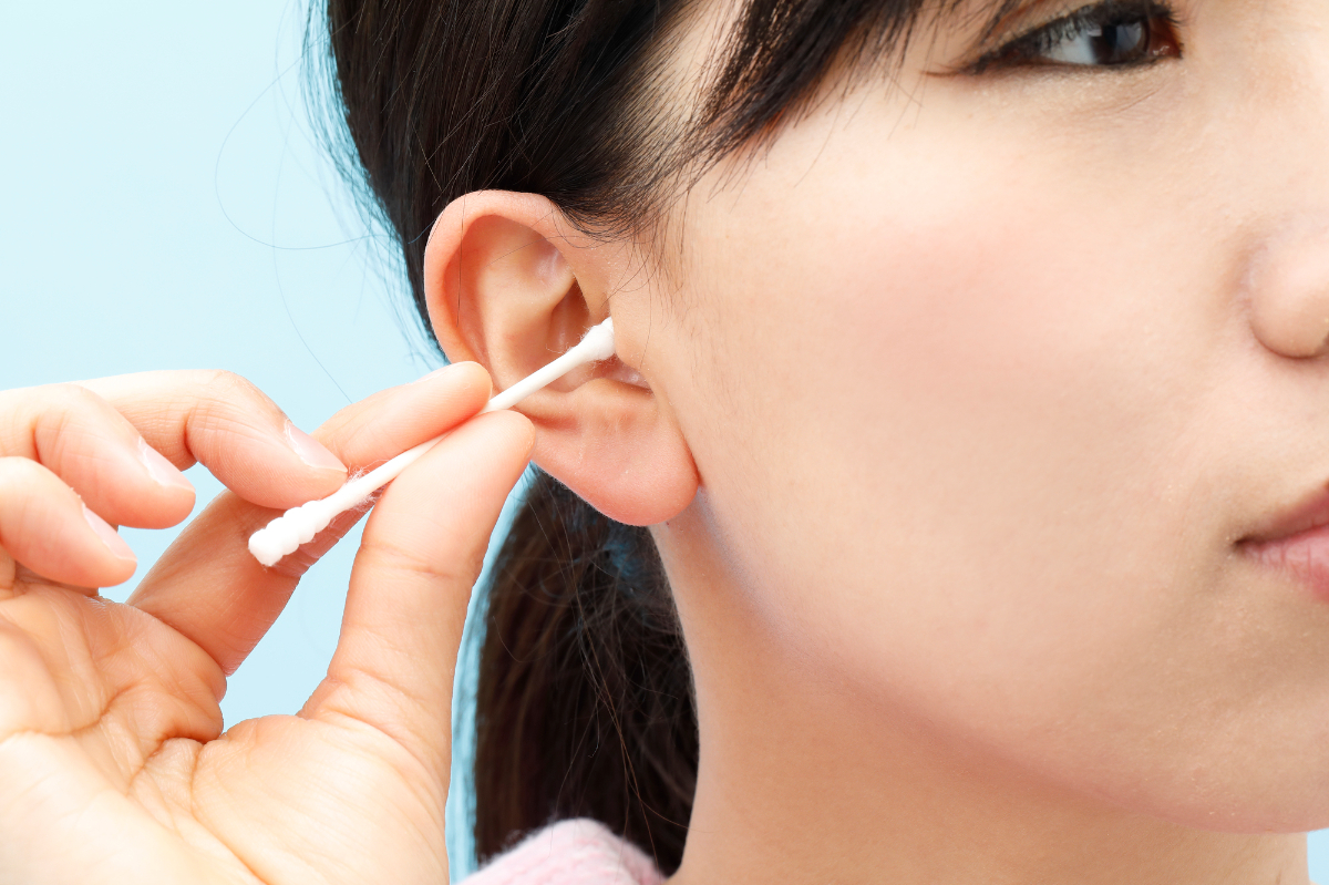 耳から血が出る原因や注意点を説明する医師のイメージ写真