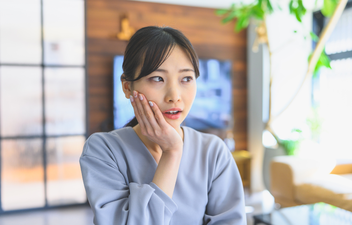 顔にしびれを感じる女性のイメージ│顔面神経麻痺（がんめんしんけいまひ）