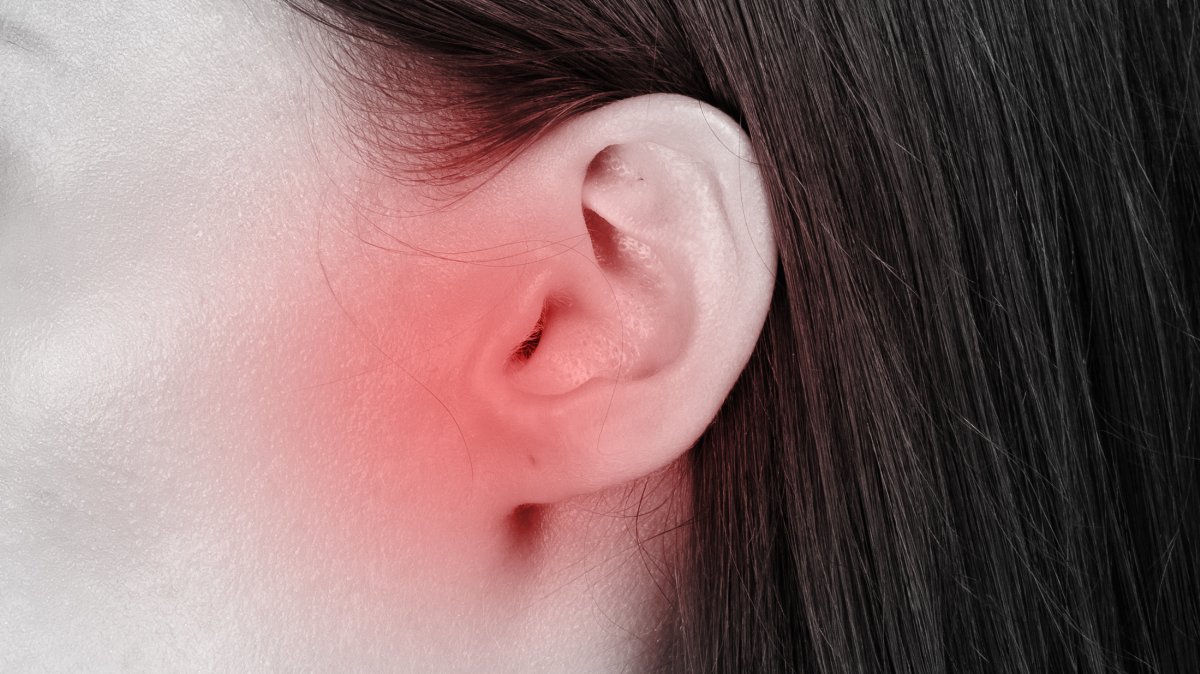 耳の奥が痛い・耳がズキズキする症状を訴える人のイメージ写真